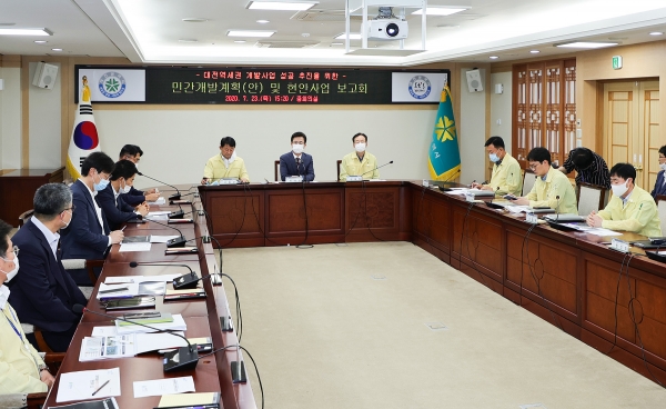 23일 허태정 대전시장은 시청 중회의실에서 대전역세권개발사업 성공추진을 위한 전략회의를 갖고 민자사업 지원방안 및 복합환승센터 등 주변 사업추진에 대한 실국별 추진상황을 점검하고 있다.