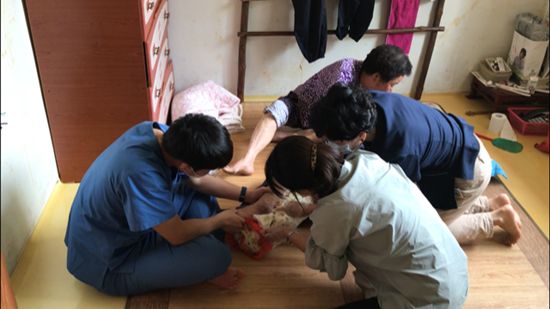 전남 곡성군은 집 안에서도 건강관리가 가능하도록 방문보건서비스에 힘쓰고 있다.