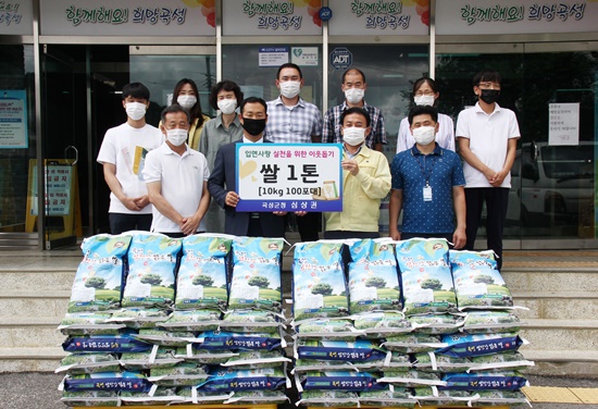 입면사무소 복지팀 승진시 축하화환 대신 쌀로 받아 이웃돕기로 전부 기부한 공무원이 지역민들에게 귀감이 되고 있다(앞열 좌측에서 2번째 심상권 사무관)
