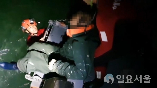 너울성 파도에 바다 추락한 선장 구조
