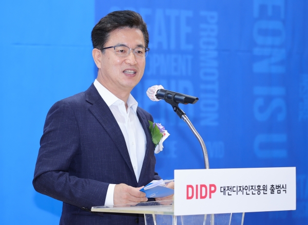 22일 허 시장은 환영사를 통해 “대전디자인진흥원이 대전 디자인산업 발전은 물론 중부권 디자인산업 선진화와 대한민국 중심 디자인 거점도시를 만드는데 큰 역할을 해 줄 것”이라고 말하고 있다.