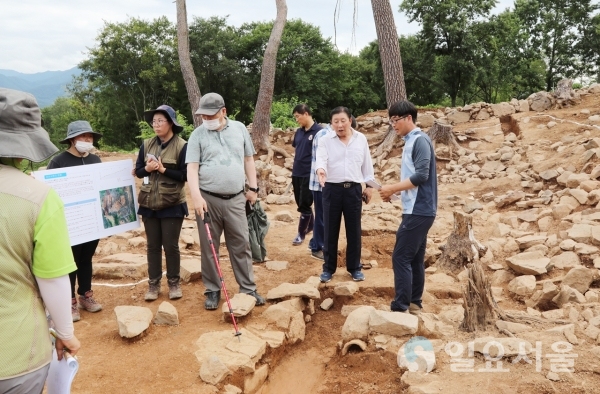 함안군과 경남연구원 역사문화센터는 지난 21일 사적 제67호 함안 성산산성에서 조근제 함안군수와 관련 전문가들이 참석한 가운데 ‘함안 성산산성 제18차 발굴조사 학술자문회의’를 개최했다.