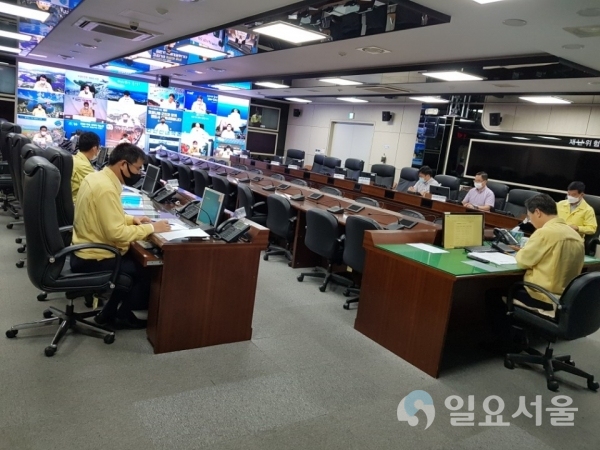 경상남도는 22일 오전 9시, 도내 18개 시·군 부단체장, 낙동강유역환경청, 낙동강유역수도지원센터와 함께 긴급 회의를 개최하고 정수장 수돗물 안전을 위한 대책을 논의했다.