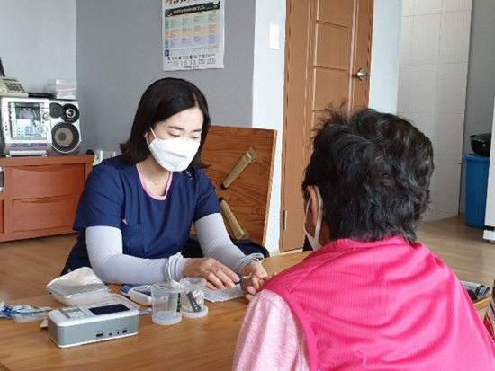 전남 담양군은 여름철 취약계층 대상으로 집중 방문건강관리를 시행하고 있다.
