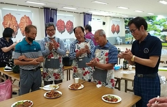 행복이 피어나는 남성요리교실 현장