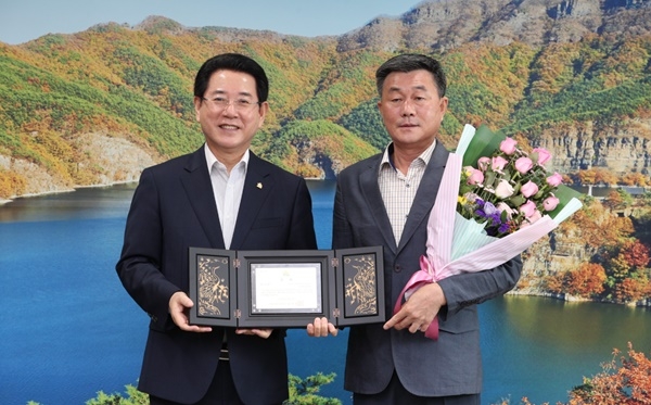 영암 달마지쌀골드가 2020년 전남 10대 고품질 브랜드쌀로 선정됐다. 시상식에서 영암군농협통합RPC(대표 최대후)가 김영록 전남도지사와 함께했다.