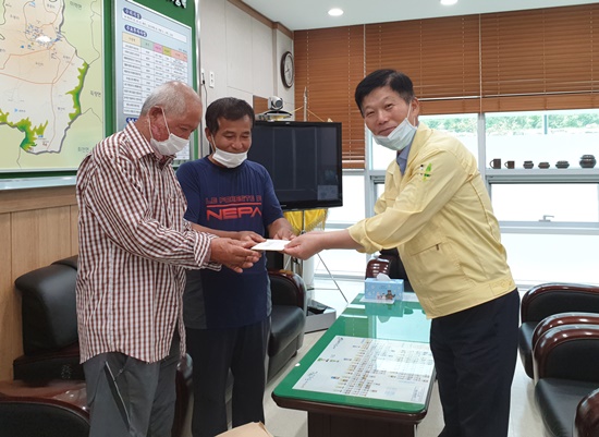 전남 보성군 보성읍 옥평2리 이장이 코로나19 극복 위해 성금을 기탁했다.