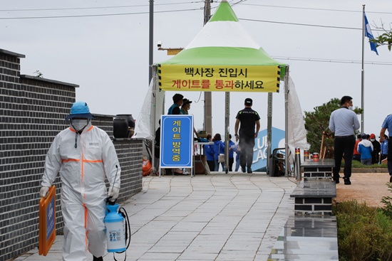 완도신지명사십리해수욕장에서 운영 중인 게이트형 소독기