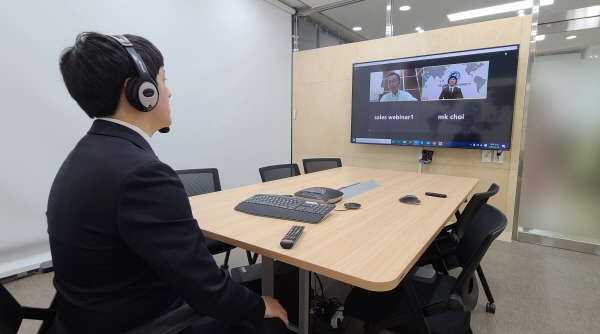 최근 영진전문대학교 국제교류원(회의실)에서 진행된 일본 기업 화상채용 면접에 이 대학교 학생이 참여한 모습.