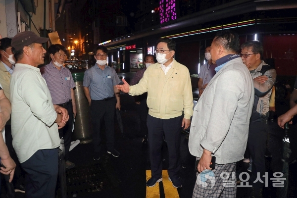 허성무 시장이 시민과 마산 구항 및 서항 일원 상습침수 개선 실태 살폈다