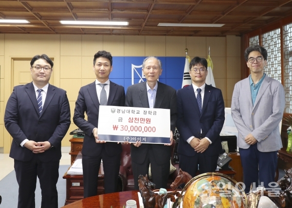 왼쪽부터 ㈜IEG 김성태 전무이사, 경남대 박재규 총장.