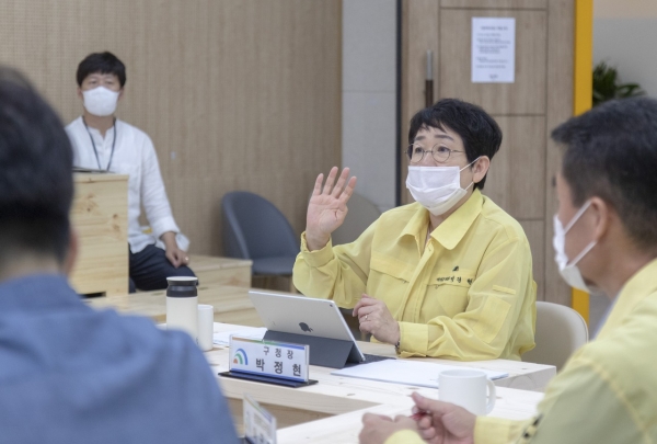 23일 박정현 구청장은 구청 청년벙커에서 골목상권 활성화와 도시재생사업 차별화를 위해 골목자원 활용을 위한 전문가 초청 워크숍을 개최하고 있다.