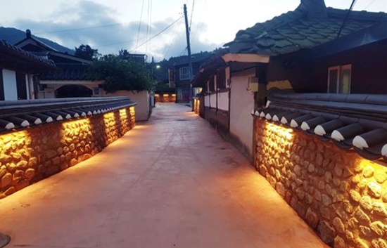 나주읍성권 고샅길 600m구간에 조성된 흙 돌담길