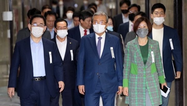 김종인 미래통합당 비상대책위원장과 주호영 원내대표가 23일 오전 서울 여의도 국회에서 열린 당 비상대책위원회의에 참석하고 있다. 2020.07.23.[뉴시스]