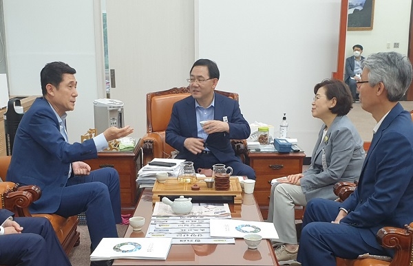 이강덕 포항시장(왼쪽)이 23일 미래통합당 주호영 원내대표를 만나 2017년 11・15지진으로 힘들어하고 있는 피해주민들과 포항 경제의 어려움을 설명했다.