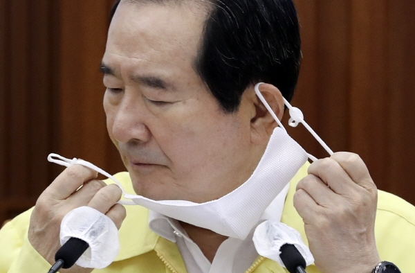 정세균 국무총리가 24일 세종로 정부서울청사에서 신종 코로나바이러스 감염증(코로나19) 대응 중앙재난안전대책본부 회의 주재에 앞서 마스크를 벗고 있다. 2020.07.24. [뉴시스]