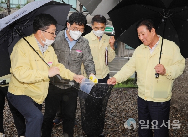 조근제 함안군수는 지난 23일, 함안군칠서정수장을 방문해 함안군수돗물의 안전성을 확인하기 위한 현장점검을 진행했다.