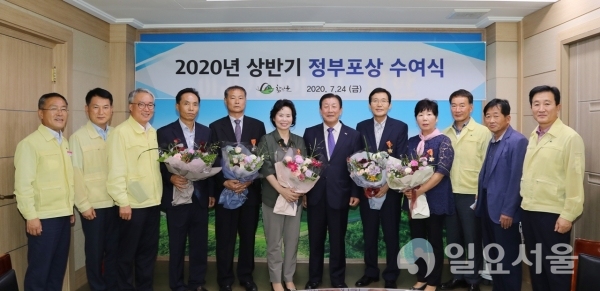 함안군은 24일 오전 11시 30분, 군수실에서 2020년 상반기 퇴직공무원들을 대상으로 정부포상 수여식을 개최했다.