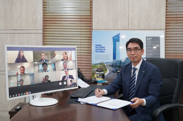 대한전선과 내셔널그리드의 주요 임원이 참석한 가운데 LPT2 프로젝트 계약을 온라인 화상 서명식으로 체결하고 기념촬영을 하고 있다. [대한전선]