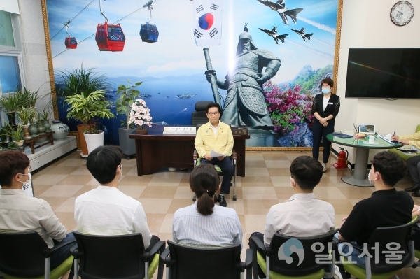 사천시는 24일, 시청 시민시장실에서 송도근 시장과 고충‧인허가 담당공무원 12명이 참석한 가운데 민원서비스 향상을 위해 소통의 시간을 가졌다.