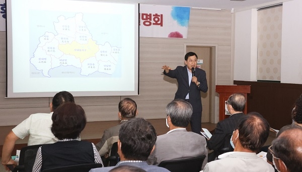 주낙영 경주시장이 지난 24일 황오동행정복지센터에서 통장과 자생단체장 등 주민대표들을 대상으로 통합에 대한 타당성과 행정절차, 그리고 원도심의 비전에 대해 직접 프리젠테이션을 진행하고 있다.