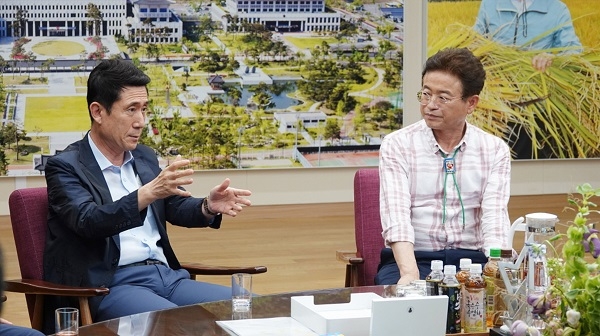 이강덕 포항시장이 지난 24일 이철우 지사와 대구‧경북 통합신공항 건설을 비롯한 당면 현안사안을 협의하고, 지역 핵심 사업에 대한 향후 추진방안을 논의하고 있다.