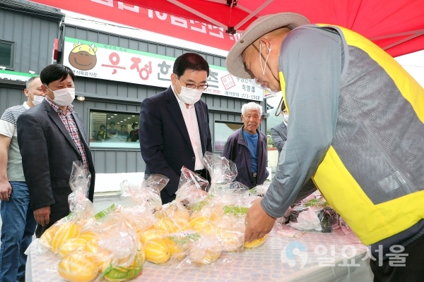 허성무 창원시장이 지난 25일, 진전농협 대정지소 앞에서 올해 첫 ‘창원농산물 주말 직거래장터’를 둘러보고 있다.