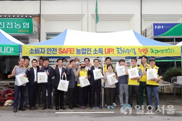 허성무 창원시장이 지난 25일, 진전농협 대정지소 앞에서 올해 첫 ‘창원농산물 주말 직거래장터’에서 참석자들과 기념촬영을 하고 있다.
