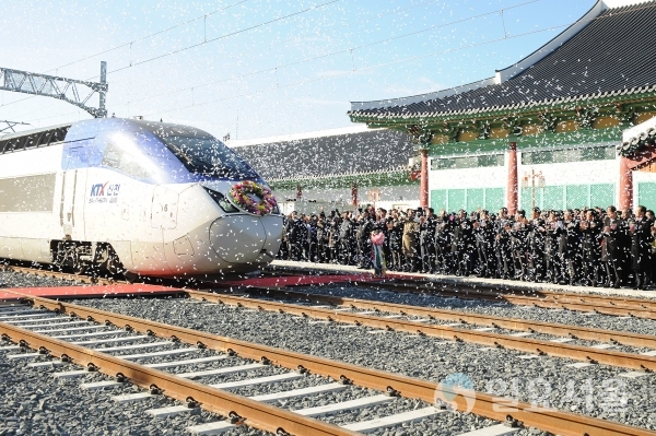 지난 2012년 12월 5일 진주역에서 열린 KTX 개통식