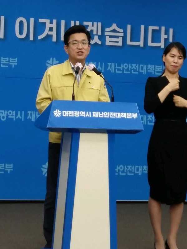 26일 허태정 시장이 한 달여간 유지해 온 고강도 생활 속 사회적 거리두기를 해제하고 오는 27일부터 사회적 거리두기 1단계로 전환한다고 발표하고 있다.(사진=최미자 기자)