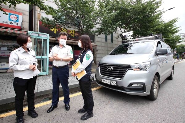 허인환 구청장(가운데) "단속반들과 계도활동을 펼치며 주정차 문화 효과적 정책 방안을 직원들과 함께 만들어 내겠다” 약속