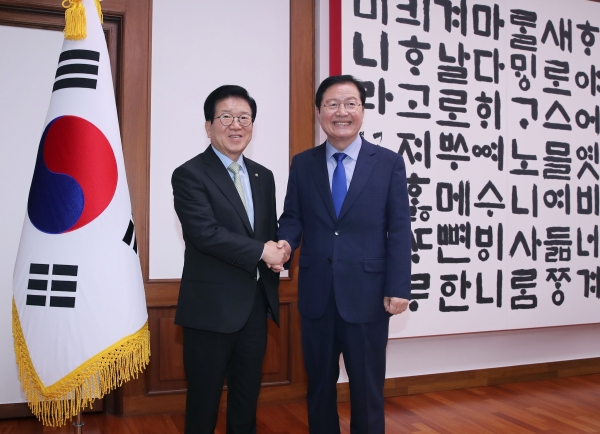 27일 장종태 대전 서구청장은 국회를 찾아 박병석 국회의장을 예방하고, 지역발전을 위한 소통의 자리를 가지고 있다.