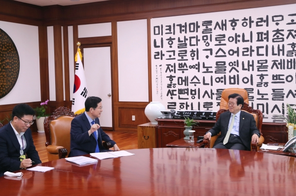 27일 장종태 대전 서구청은 국회를 찾아 박병석 국회의장을 예방하고, 지역발전을 위한 소통의 자리를 가지고 있다.