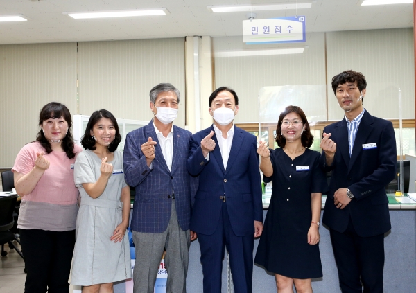 27일 설동호 교육감이 오전 대전서부교육지원청 민원실 현장 방문을 통해 민원업무 처리의 고충을 청취하고 직원의 노고를 격려 후 기념 촬영을 하고 있다.