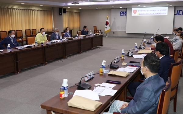 ▲27일 오후 광주시는 시청 중회의실에서 광주문학관 건립사업 추진위원회 회의를 개최하고 추진상황 등을 공유했다.(사진제공=광주광역시)
