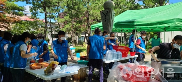진주두레로타리클럽은 지난 26일, 회원 50여 명이 참여해 상평동 송림공원에서 지역 어르신들을 위해 300인 분의 중식 나눔봉사를 펼쳤다.