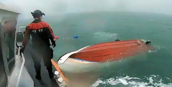 완도해경이 당사도 남서쪽에서 발생한 침수선박의 위급한 상황에서 승선원 2명 전원을 구조했다.