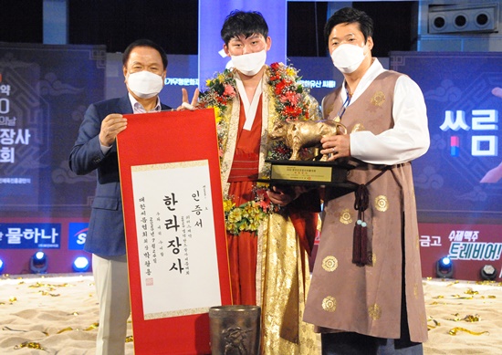 한라장사 결정전에서 슬리를 거둔 오창록 선수