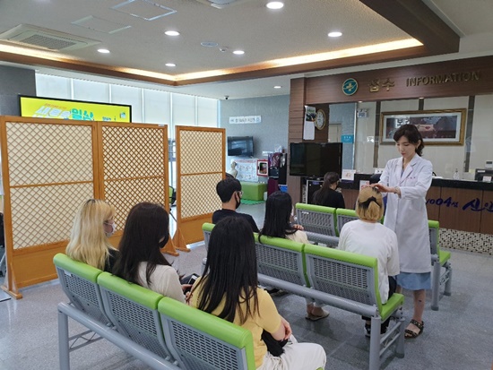 신안군은 군정 경험과 자기계발을 향상시킬 목적으로 채용한 행정인턴들이 활동하고 있다.