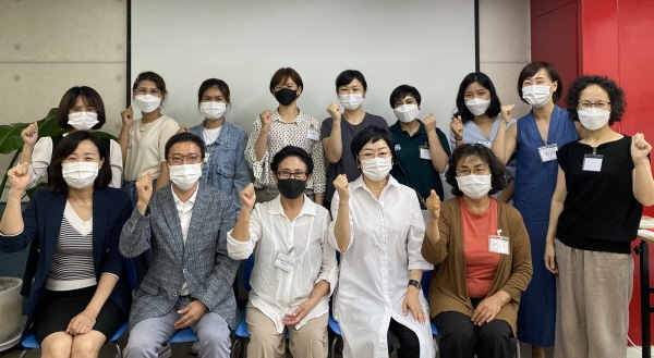 결혼이주여성들이 다문화이해교육강사가 되기 위한 스피치교육을 받고 기념촬영하고 있다.