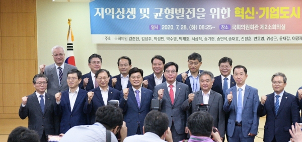 28일 서울 국회의원회관 제2소회의실에서 이춘희 세종시장이 “행정수도 완성은 국가균형발전의 핵심이자 더는 미룰 수 없는 국가적 과제”라며 “세종시와 전국 혁신도시의 상호협력을 통해 이를 선도해야 한다”고 강조하고 있다.