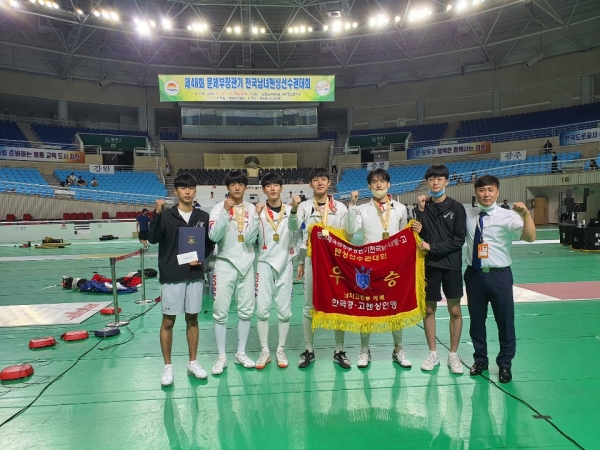 충남기계공고 문체부장관기 우승(왼쪽부터 1학년 최상윤,3학년 이후영, 1학년신환규, 김지찬,3학년 박종우, 1학년 이승민, 지도자 전철_