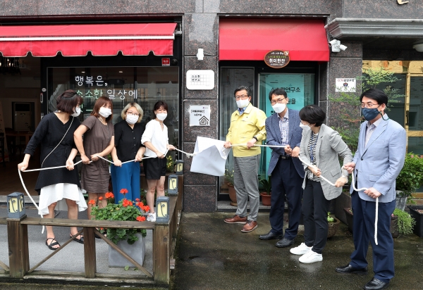 28일 정용래 구청장은 노은1동 소재 공유공간에서 소소한 연구소(대표 김경미)와 공유 공간 활성화를 위한 업무협약 체결식을 하고 있다.