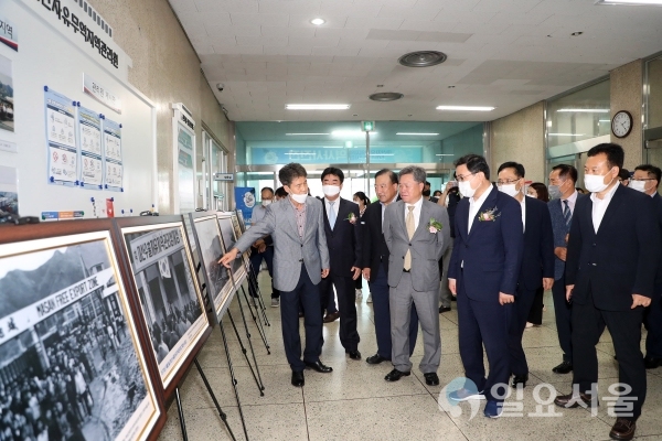허성무 창원시장과 참석자들이 28일 오후 2시에 열린 ‘마산자유무역지역 50주년 번영과 희망’ 역사사진전을 돌아보고 있다.