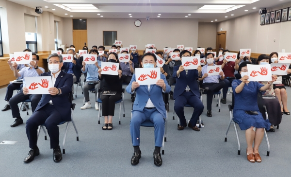 28일 최홍묵 계룡시장은 시청 대회의실에서 5급 이상 간부공무원과 6급 주무팀장을 대상으로 4대 폭력(성희롱, 성매매, 성폭력, 가정폭력) 예방교육을 실시 후 기념 촬영을 하고 있다.