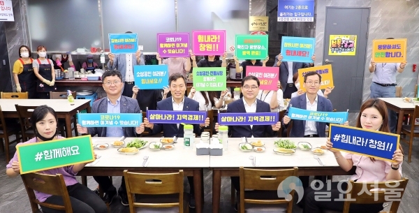 허성무 창원시장은 29일 코로나19 확진자 동선으로 공개된 의창구의 한 식당을 직접 방문해 안심점포 홍보를 펼쳤다.