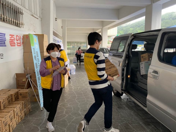 29일 지역아동센터 대전시지원단은 한밭종합운동장 주차장에서 철도공익복지재단과 대전사회복지공동모금회로부터 지원받은 1억 5천만 원 상당의 방역물품을 지역아동센터 142곳에 배부하고 있다.