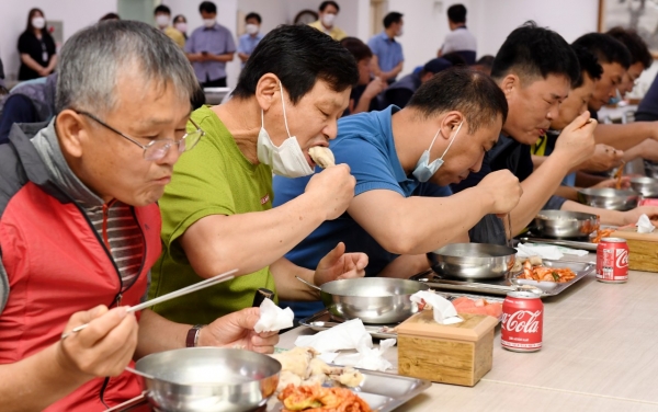 29일 중구, 현장근무 직원 격려 건강삼계탕 제공