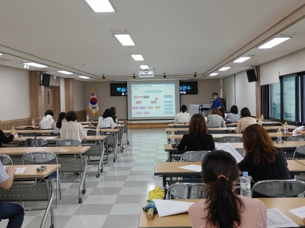 28일 대전시동부교육지원청 학습종합클리닉센터는 대전동부교육지원청 대회의실에서 맟춤형 학습 상담 및 코칭 전문성 향상을 위한 학습종합클리닉센터 요원 역량 강화 연수를 실시하고 있다.