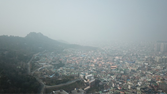 전남 목포시는 저소득층 대상 미세먼지 차단 마스크를 배부했다(미세먼지 가득한 목포시내 전경).
